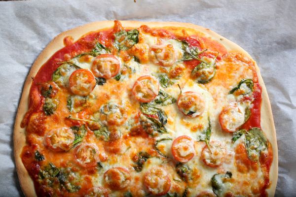 Υγιεινή πίτσα με σπανάκι και ντοματίνια | imommy.gr