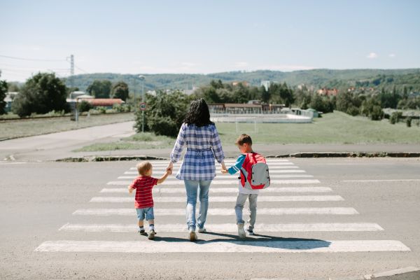 Πώς μαθαίνω το παιδί να περνάει με ασφάλεια το δρόμο; | imommy.gr