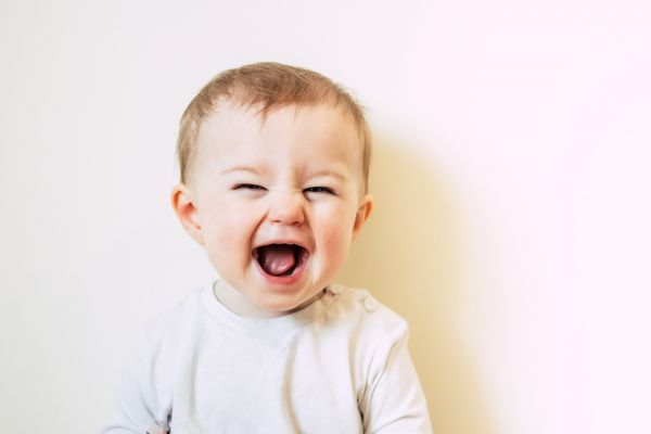 Η απολαυστική αντίδραση μωρού όταν σκίζει χαρτί | imommy.gr
