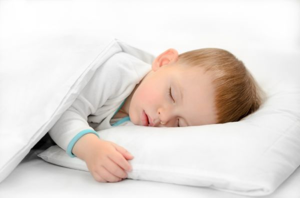 Οι ήχοι και τα φώτα στον ύπνο του παιδιού | imommy.gr