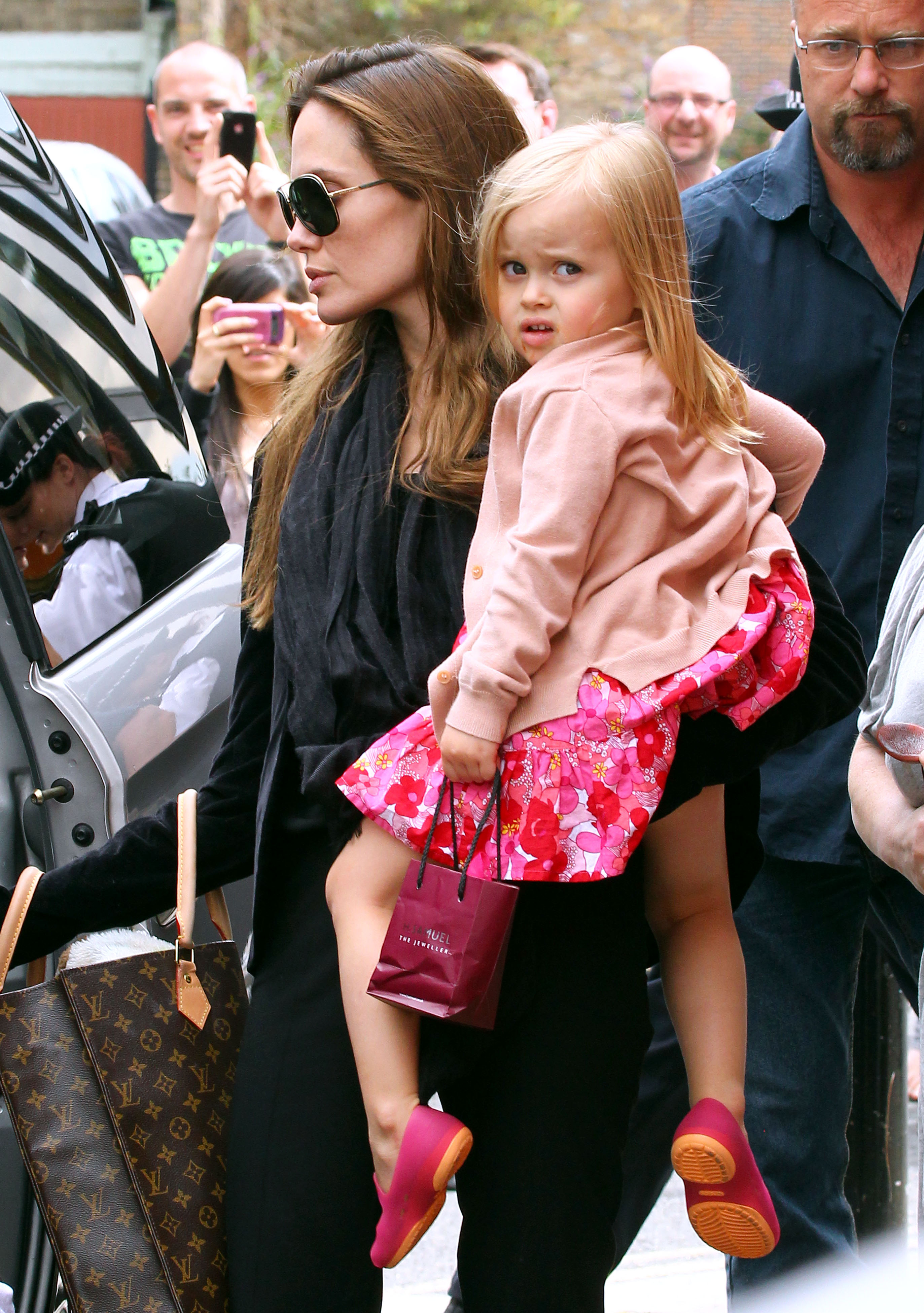 Дети джоли и питта нокс и вивьен. Нокс джоли-питт 2022. Шайло, нокс и вивьен. Нокс и вивьен питта и джоли. Нокс и вивьен джоли-питт.