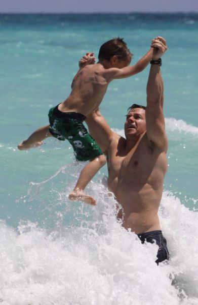 Ο τρυφερός μπαμπάς… Μαρκ Γουόλμπεργκ | imommy.gr