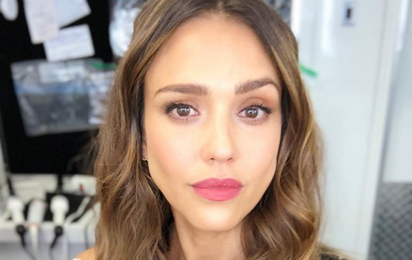 Η Τζέσικα Άλμπα δημοσίευσε μια σπάνια φωτογραφία με τα τρία παιδιά της | imommy.gr