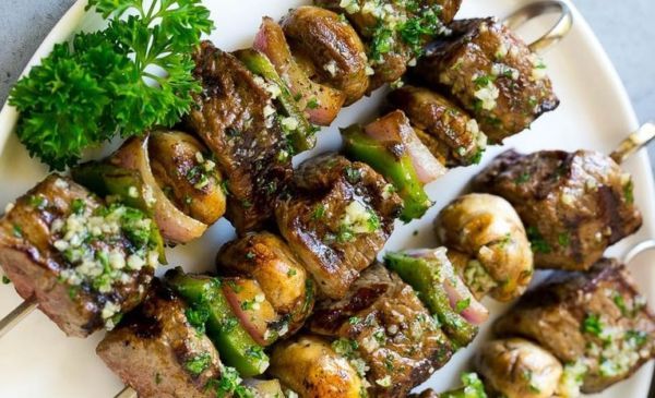 Υγιεινά σουβλάκια με κοτόπουλο και σπιτικό τζατζίκι | imommy.gr