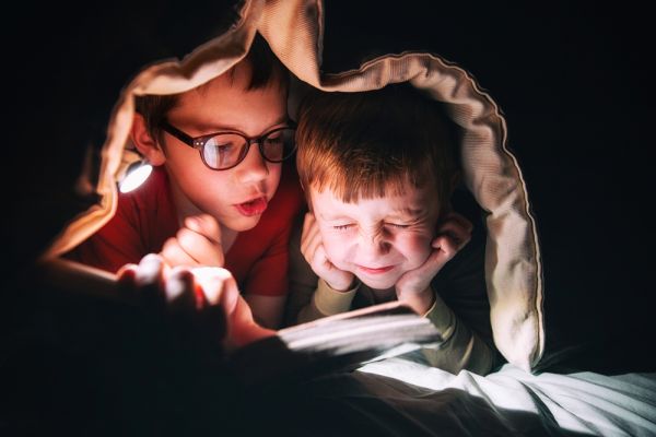 Είναι αλήθεια ότι το παιδί δεν πρέπει να διαβάζει με χαμηλό φωτισμό; | imommy.gr
