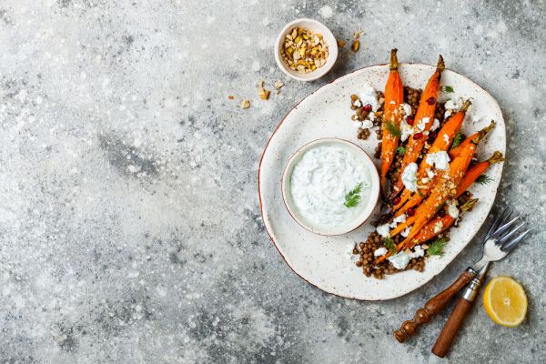 Υγιεινά και τραγανά καρότα με σος γιαουρτιού | imommy.gr