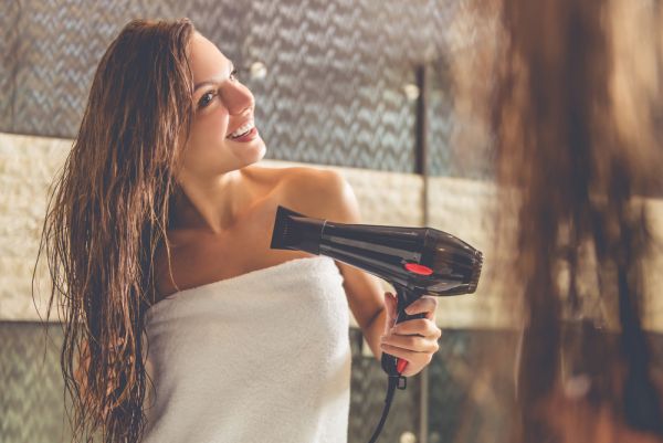 Τρεις μικρές αλλαγές που θα κάνουν τα μαλλιά σας πιο λαμπερά από ποτέ | imommy.gr