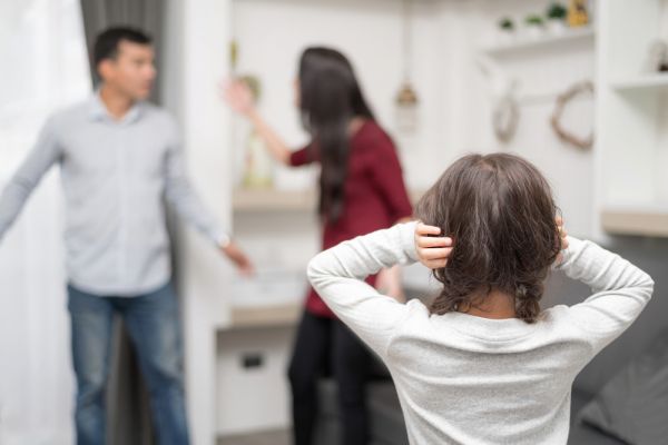 Πώς θα αναγνωρίσετε την ενδοοικογενειακή βία | imommy.gr