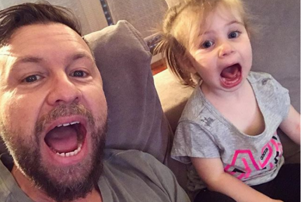 Γιάννης Βαρδής: Η τρυφερή φωτογραφία με την κόρη του στο στολισμένο σπίτι τους | imommy.gr