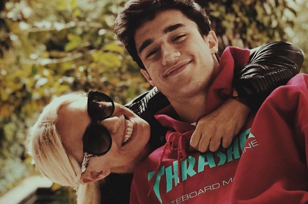 Μαρία Μπακοδήμου: Τρώει πίτσα με τον κούκλο γιο της, Άρη | imommy.gr