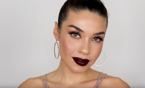 Σκούρα χείλη και λαμπερή επιδερμίδα για το πιο εντυπωσιακό μακιγιάζ των Χριστουγέννων | imommy.gr