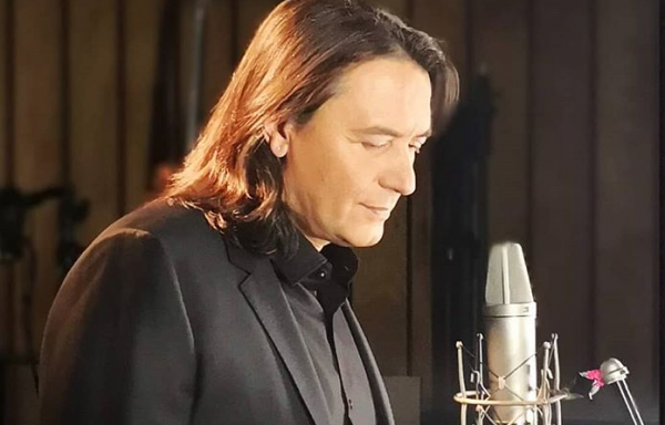 Γιάννης Κότσιρας: Στόλισε το χριστουγεννιάτικο δέντρο με τον μεγαλύτερο γιο του | imommy.gr