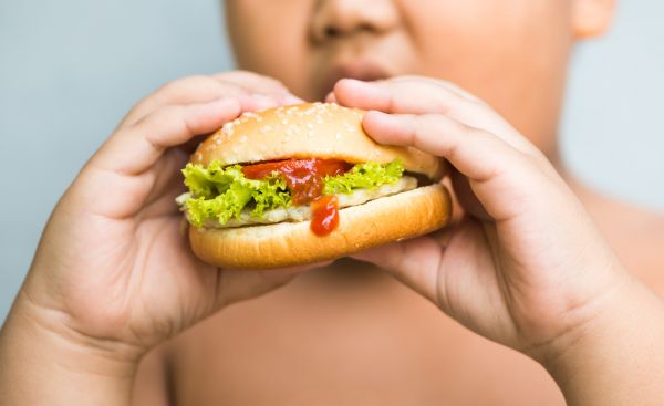 Πώς θα αλλάξετε τις διατροφικές συνήθειες του υπέρβαρου παιδιού | imommy.gr