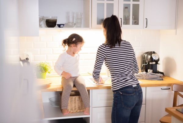 Πώς να κρατήσετε απασχολημένο το παιδί όταν μαγειρεύετε | imommy.gr