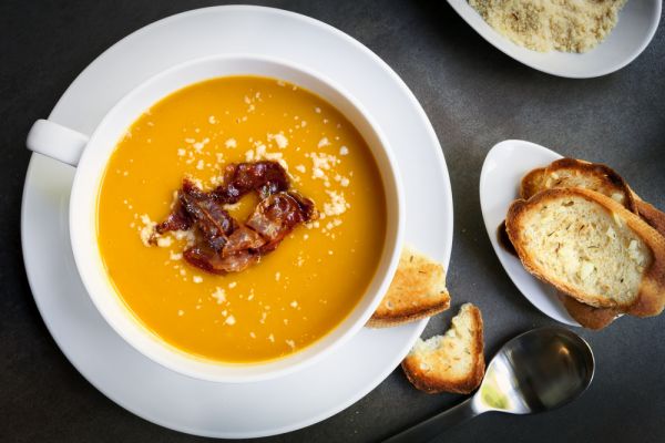 Βελούδινη σούπα με κολοκύθα και προσούτο | imommy.gr