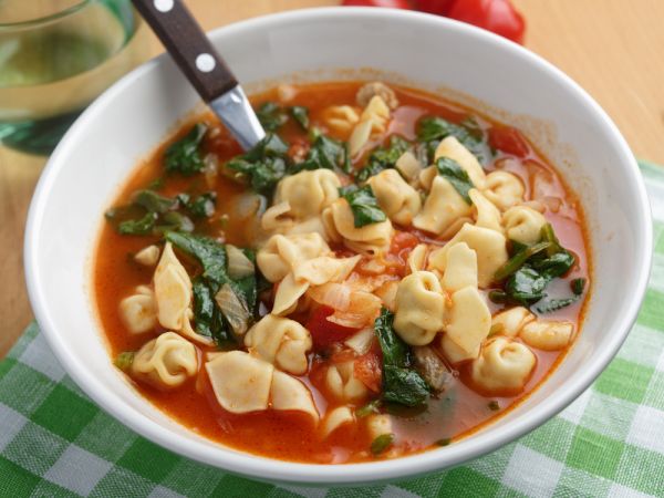 Σούπα με σπανάκι και τορτελίνια | imommy.gr