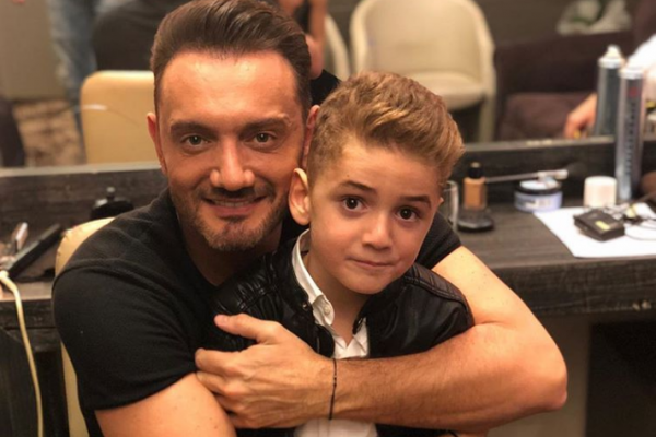 Χρήστος Μενιδιάτης: Ποζάρει με τους γιους του μπροστά από το στολισμένο δέντρο | imommy.gr