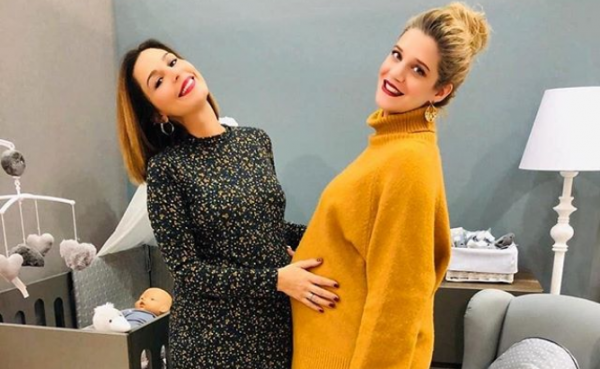 Κατερίνα Παπουτσάκη – Τζένη Θεωνά: Ποζάρουν με τις φουσκωμένες κοιλίτσες τους | imommy.gr