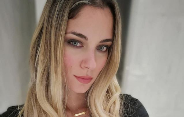 Δούκισσα Νομικού: Η τρυφερή αγκαλιά με τον σύζυγό της και τον γιο τους | imommy.gr