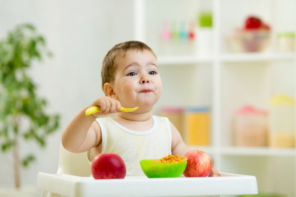 Πώς θα μάθετε το παιδί να τρώει μόνο του | imommy.gr