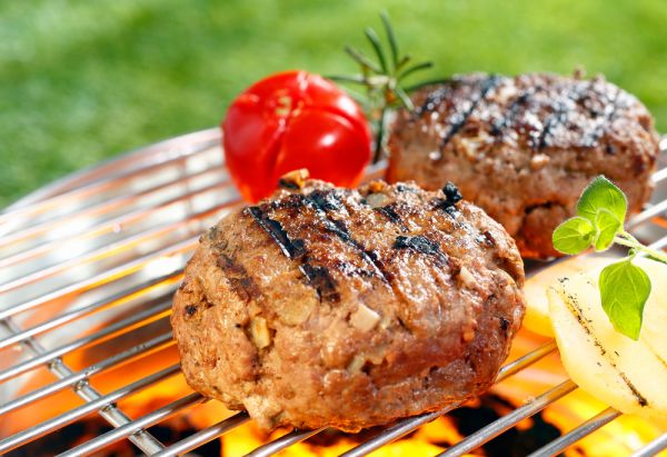 Ζουμερά μπιφτέκια με ντομάτα | imommy.gr