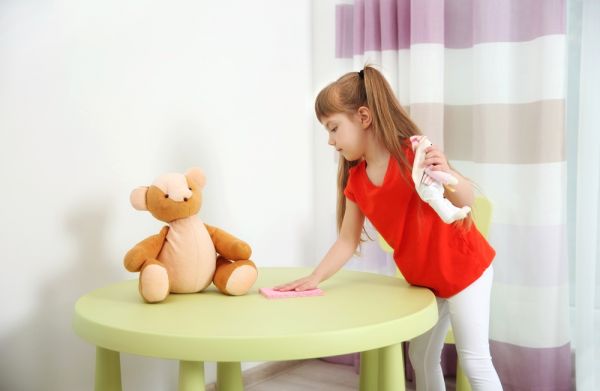 Συνδυάστε ξεσκόνισμα και παιχνίδι με το νήπιο | imommy.gr