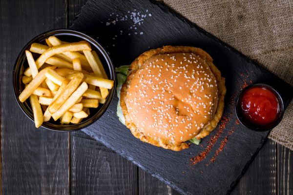 Χάμπουργκερ σαν πίτσα με κοτόπουλο | imommy.gr