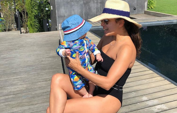 Εύα Λονγκόρια: Κοιμάται αγκαλιά με τον γιο της | imommy.gr