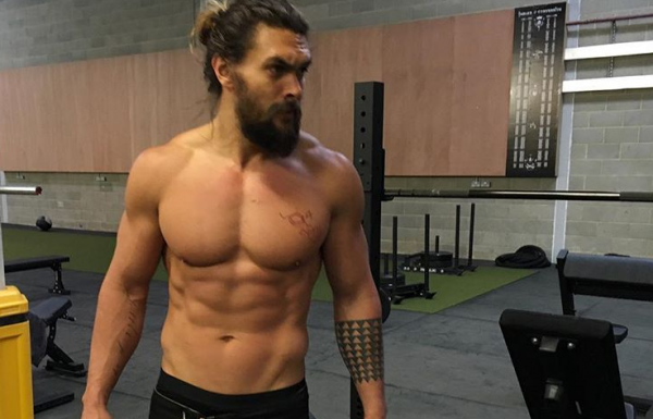 Ο Τζέισον Μομόα επισκέφθηκε τη γιαγιά του και έκανε τους θαυμαστές του να λιώσουν | imommy.gr