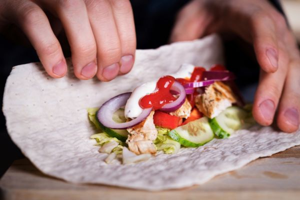 Πιτούλες με γαλοπούλα και πιπεριές | imommy.gr