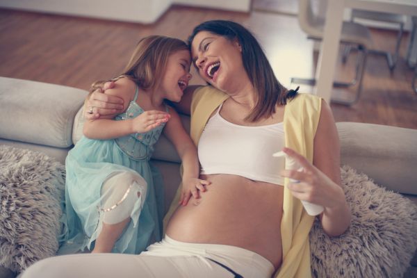 Πώς νιώθει το μωρό στη μήτρα όταν γελάτε; | imommy.gr