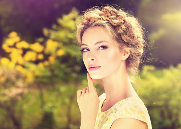 Πλεξούδα-στεφάνι: Το ρομαντικό χτένισμα που θυμίζει άλλη εποχή | imommy.gr