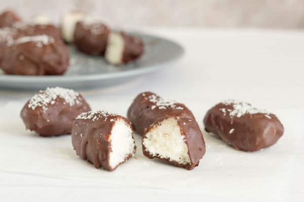 Εύκολη συνταγή για σοκολατάκια με γέμιση καρύδας | imommy.gr