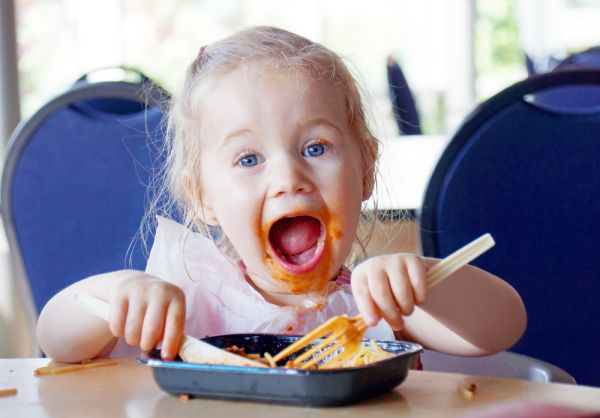 Γιατί πρέπει να αφήνουμε τα παιδιά να παίζουν με το φαγητό τους | imommy.gr