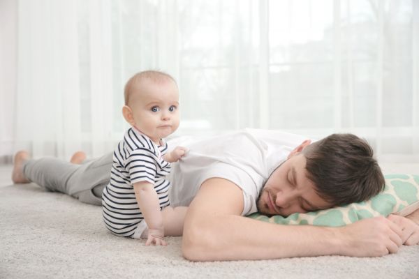 Μωράκια προσπαθούν να ξυπνήσουν τους μπαμπάδες τους! | imommy.gr