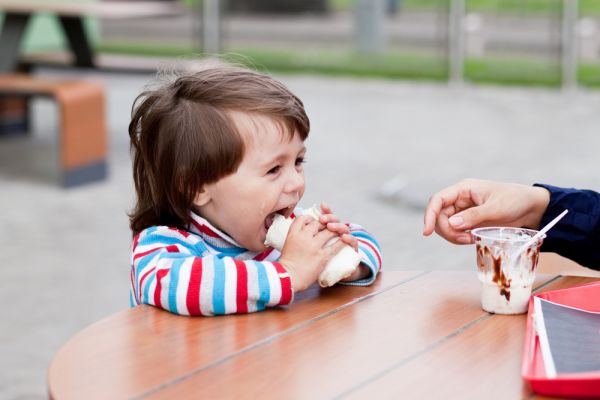 Πώς θα κάνετε τη μετάβαση από τα αγαπημένα φαγητά του παιδιού στα υγιεινά | imommy.gr