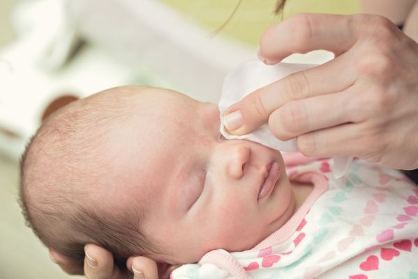 Κάτι μπήκε στο μάτι του μωρού σας; Έτσι θα το αφαιρέσετε | imommy.gr