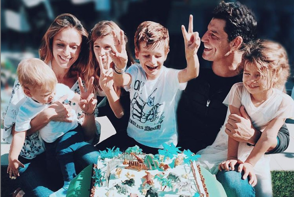 Σάκης Ρουβάς – Κάτια Ζυγούλη: Οι υπέροχες φωτογραφίες με τα τέσσερα παιδιά τους | imommy.gr