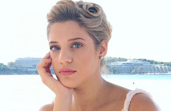 Τζένη Θεωνά: Ποζάρει δίπλα στη θάλασσα με φουσκωμένη κοιλίτσα | imommy.gr