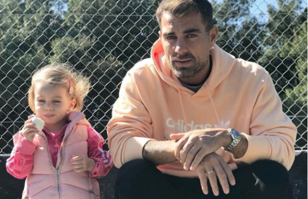 Στέλιος Χανταμπάκης: Ποζάρει αγκαλιά με την κορούλα του | imommy.gr