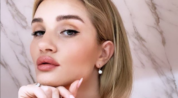 Η Ρόζι Χάντινγκτον μας δείχνει τα αγαπημένα της χρώματα κραγιόν για την άνοιξη | imommy.gr