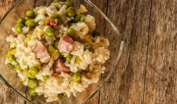 Εύκολη συνταγή για ριζότο με αρακά και μπέικον | imommy.gr