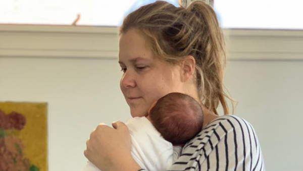 Η selfie της Έιμι Σούμερ με τον νεογέννητο γιο της | imommy.gr