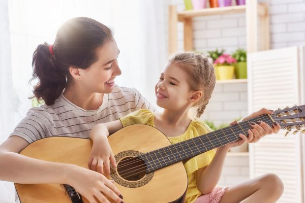 Η εκμάθηση μουσικού οργάνου βελτιώνει τις επιδόσεις των παιδιών | imommy.gr