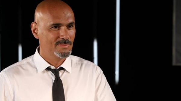 Ο γνωστός φωτογράφος Δημήτρης Σκουλός φωτογραφίζεται με τη μαμά του | imommy.gr