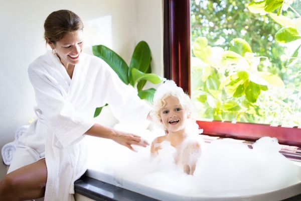 Πότε και πώς θα μάθει το παιδί να κάνει μπάνιο μόνο του; | imommy.gr