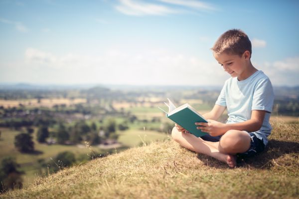 Πρέπει το παιδί να διαβάζει το καλοκαίρι; | imommy.gr