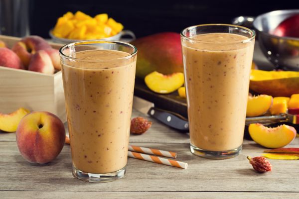 Smoothie με μάνγκο, ροδάκινα και γιαούρτι | imommy.gr