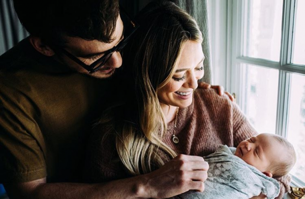 Χίλαρι Νταφ:  Στην μπανιέρα μαζί με την κορούλα της | imommy.gr