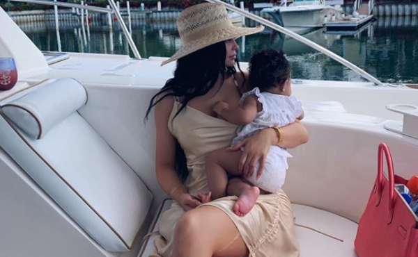 Η κόρη της Κάιλι Τζένερ στο πρώτο της εξώφυλλο περιοδικού | imommy.gr